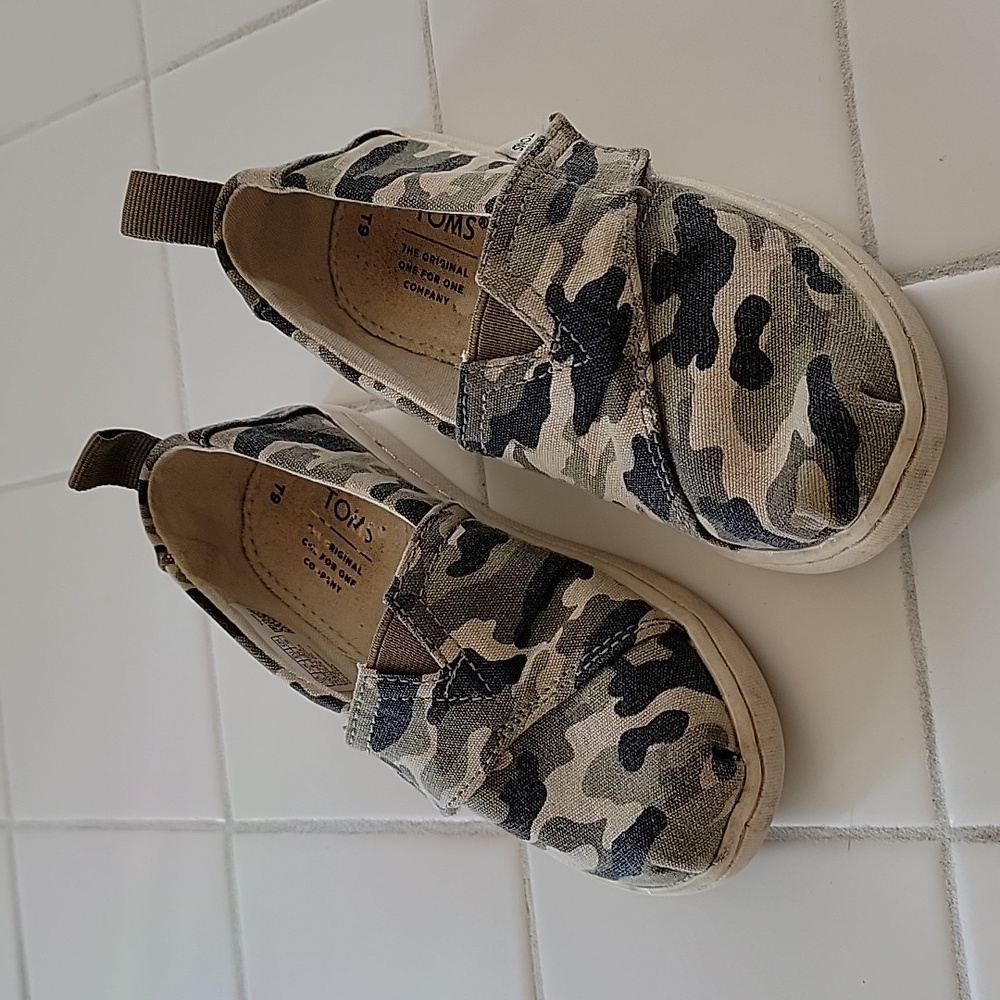 Camo toddler Tiny toms